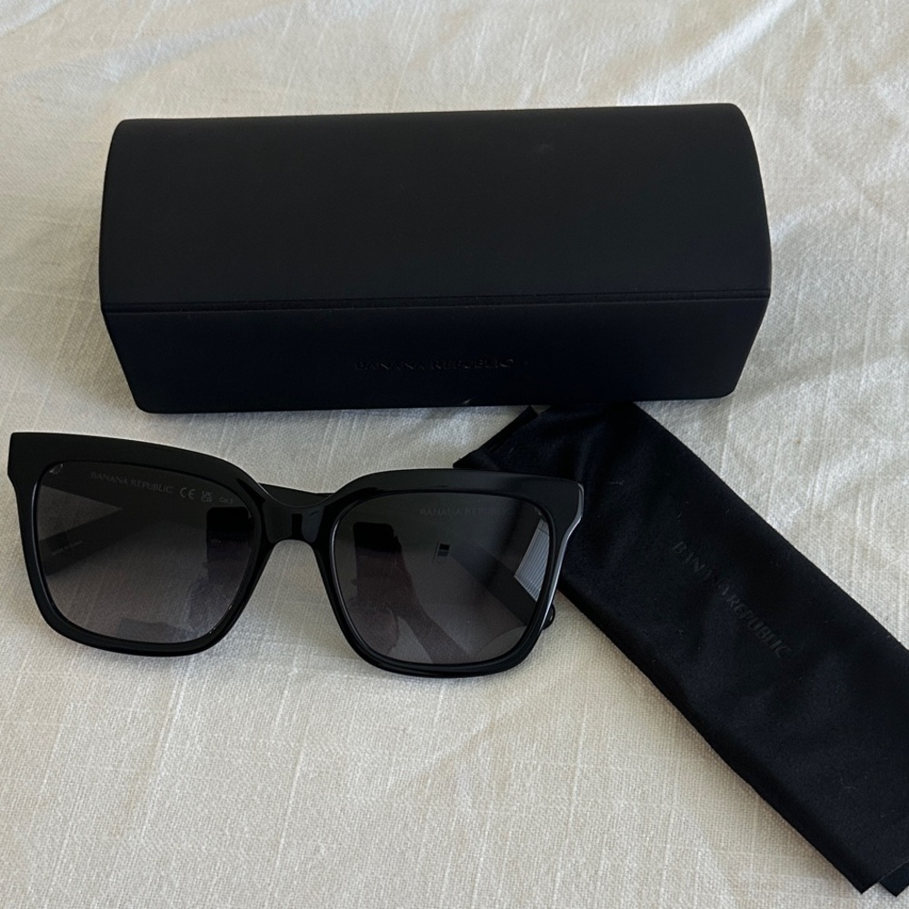 Banana Republic Black Sunglasses with Case and Cloth